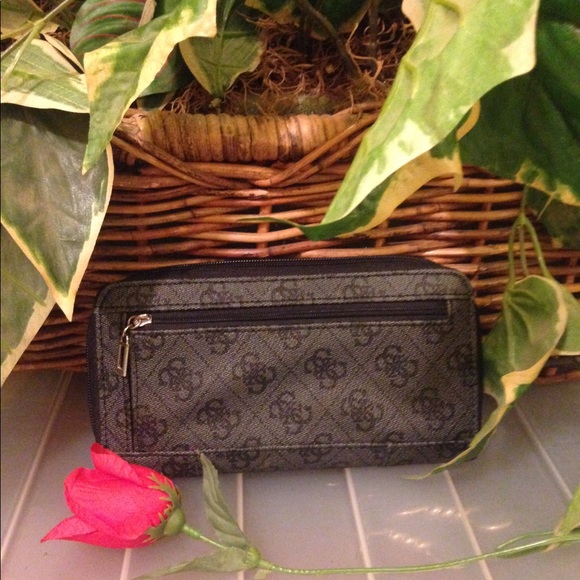 Guess - Picture 2 of 3